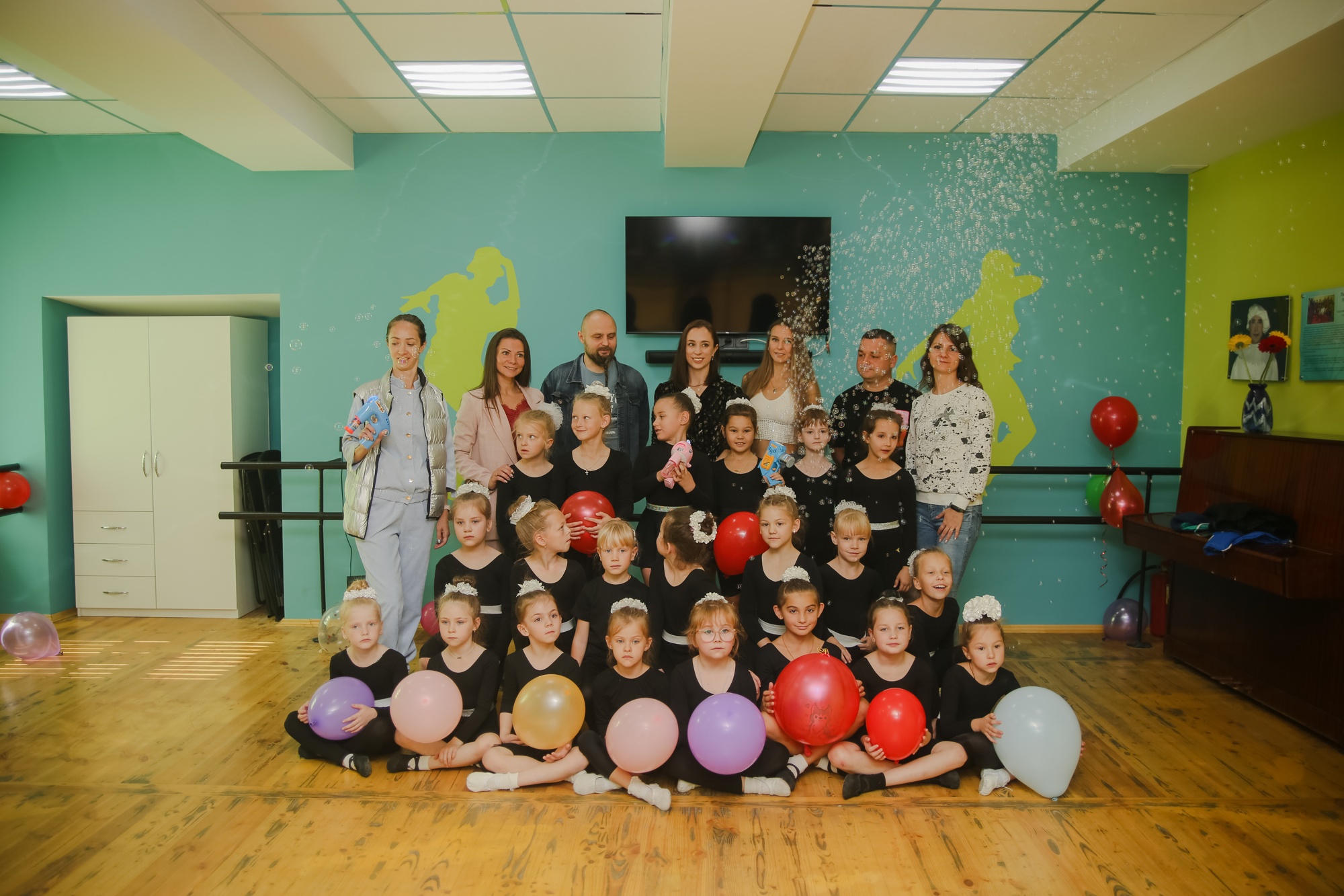 Образцовый ансамбль танца «Егоза»  и выпускники танцевального коллектива "Шаттл"